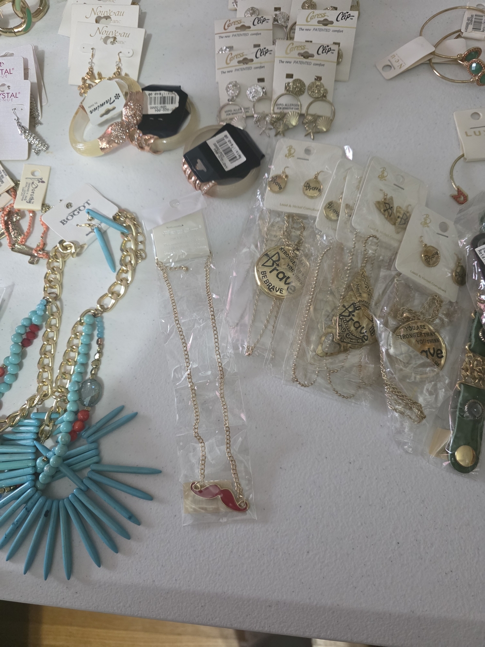 #1) Mixed Fashion Jewelry - Large Lot - Picture 8 of 16